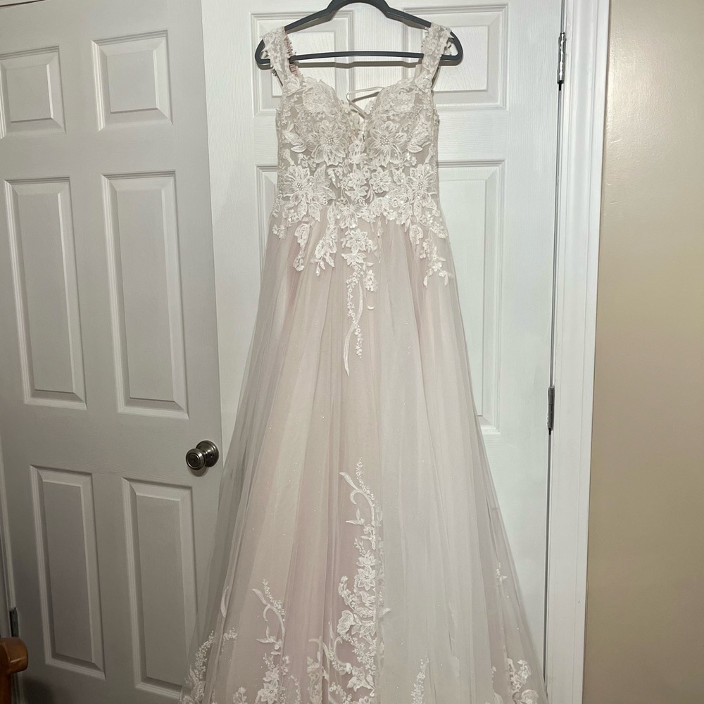 A contemporary white lace and tulle wedding dress with - Picture 2 of 14